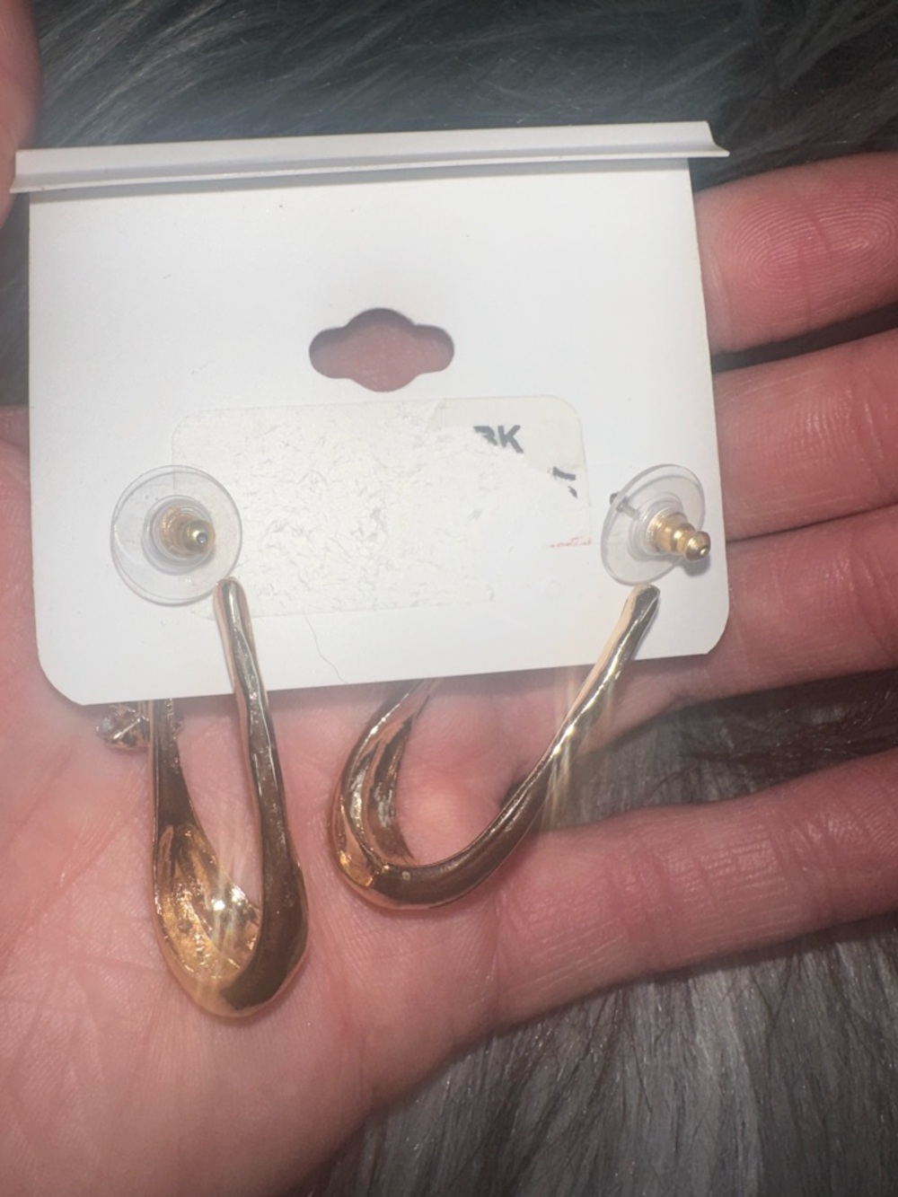NWT Natasha Gold Tone Earrings Flawed - Picture 4 of 4